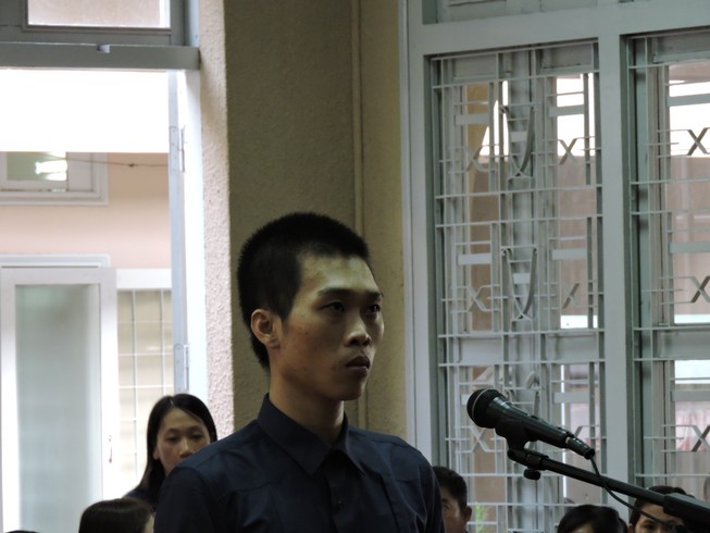 Đi hiếp dâm, cướp tài sản để 'dạy cho con gái một bài học'