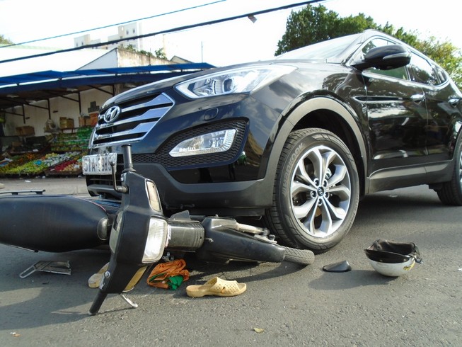 Say rượu, lái xe máy chạy ngược chiều chui vào gầm ô tô bất tỉnh