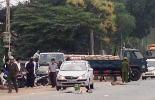Taxi tông chết người đi bộ ven đường