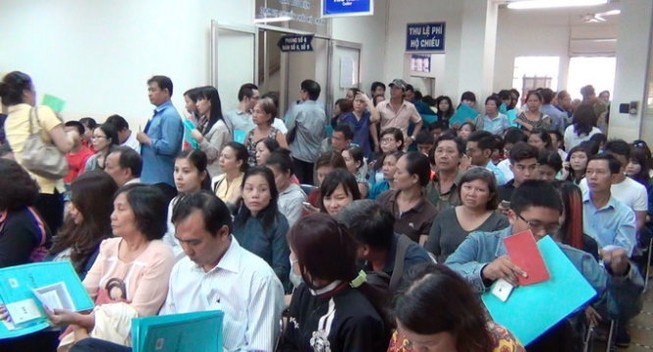 TP.HCM: Hàng ngàn người xếp hàng làm hộ chiếu