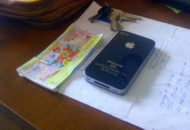 'Hiệp sĩ' lật tẩy người phụ nữ chuyên lừa bán iphone dỏm