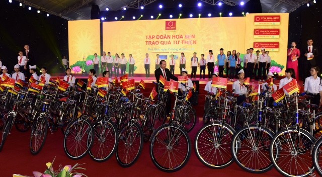 Bình Định: Trao 50 chiếc xe đạp cho học sinh nghèo hiếu học