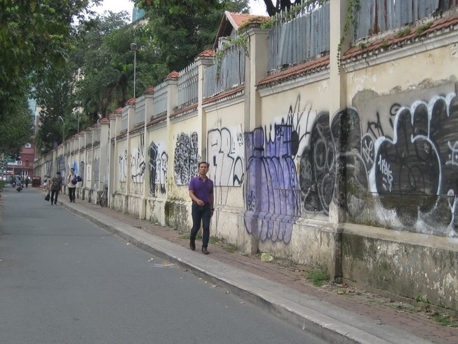 Phát khiếp với vỉa hè bị bôi bẩn