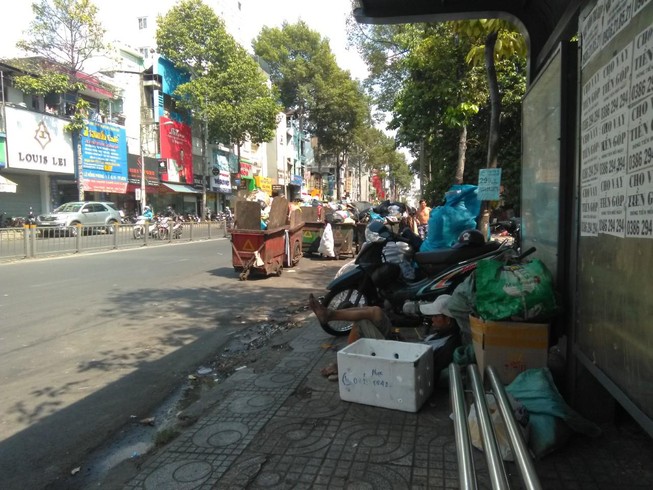 Tôi không dám xuống trạm xe buýt này