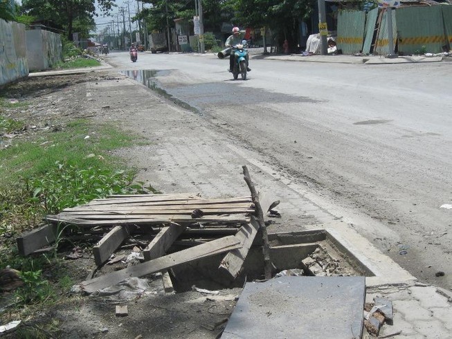 Coi chừng sụp nắp hố ga!