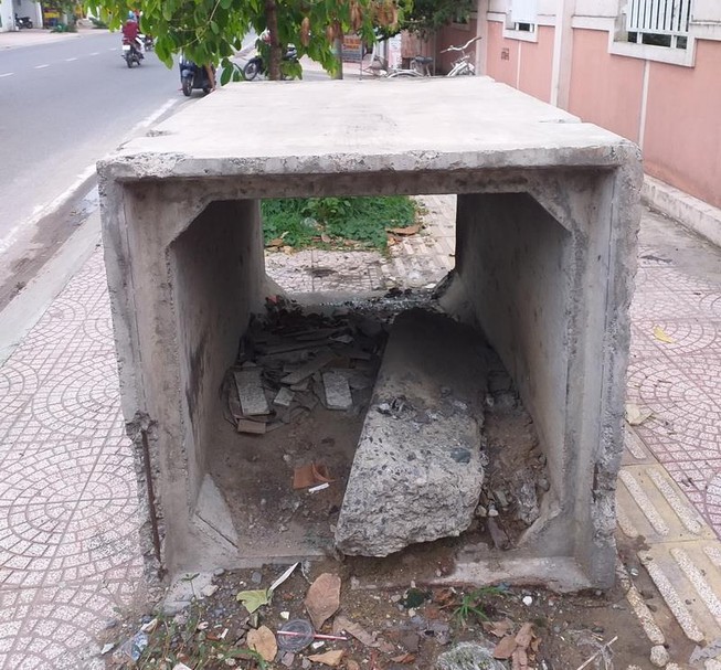 Đoạn cống thừa, chỗ núp của người tè bậy