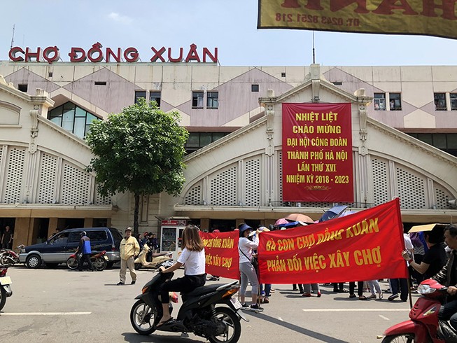 Căng băng rôn phản đối vì nghe tin đồn xây lại chợ