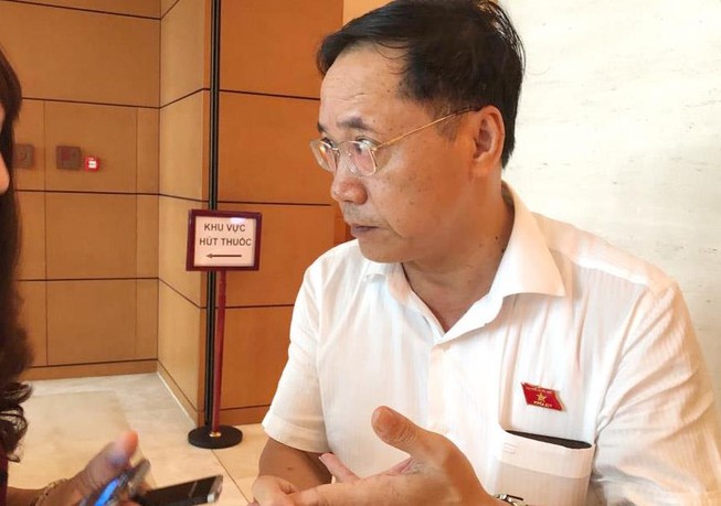 Đề xuất cấm quan chức lộ bí mật công tác cho quan bà, sân sau
