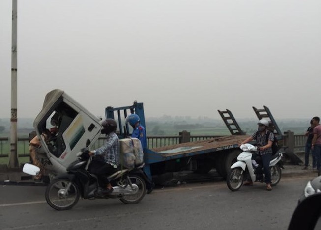 Xe tải húc văng hơn 20 m lan can cầu Vĩnh Tuy, kẹt xe hàng giờ