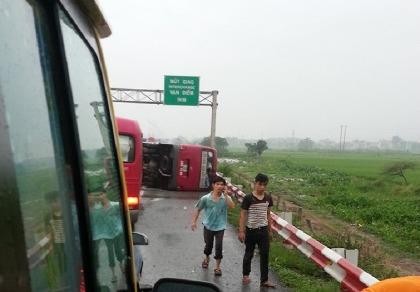 Lật xe khách trên cao tốc, 2 người chết, 9 người bị thương