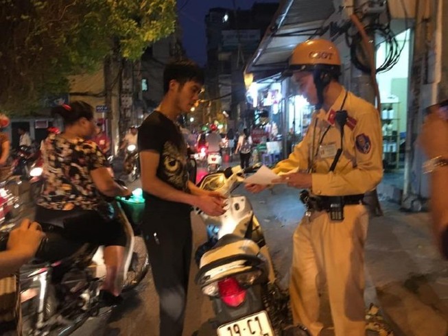 Xử phạt lỗi không đội MBH, “lòi” ra xe trộm cắp