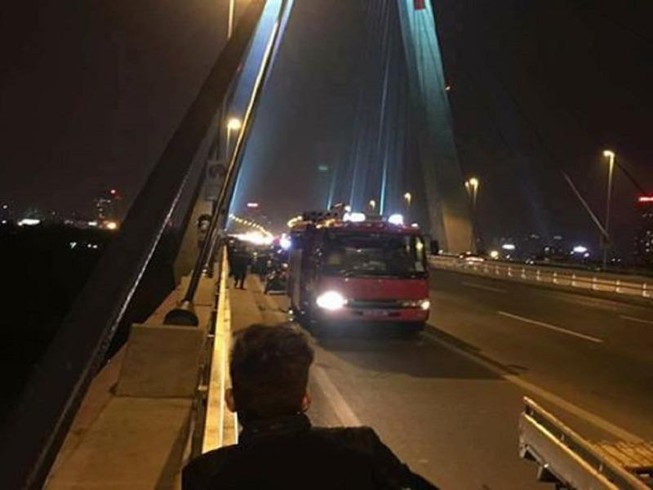 Đi vệ sinh, người đàn ông rơi xuống sông mất tích