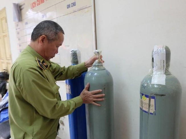 Tạm giữ 3 bình khí cười ở Hà Nội