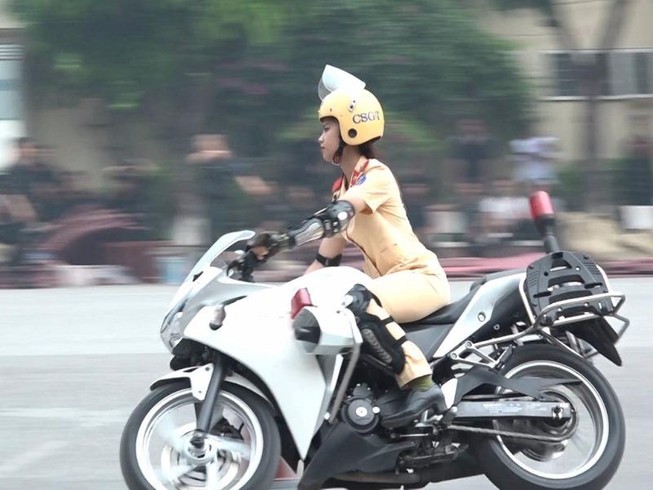 Nữ sinh cảnh sát lái mô tô đặc chủng điêu luyện
