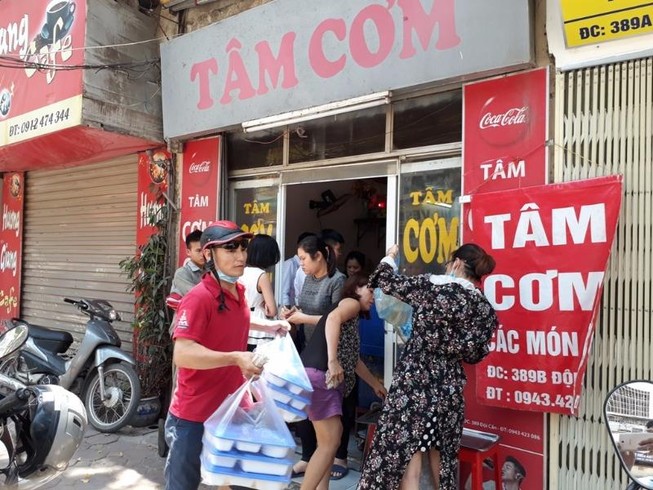 Nắng nóng cực điểm, dân vật vã tìm quán cơm