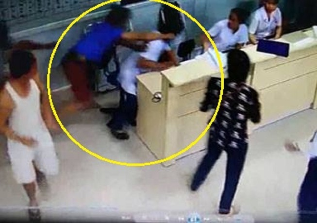 Bác sĩ bị đánh chảy máu đầu khi đang chữa cho bệnh nhân