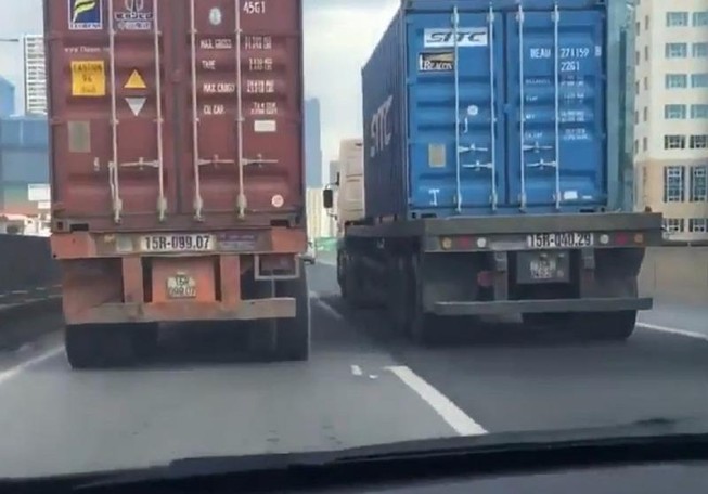 Truy tìm 2 container chạy 'rùa bò' ở đường trên cao