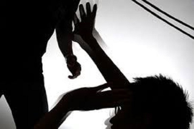 Con ngỗ ngược, mẹ phẫn uất xuống tay...