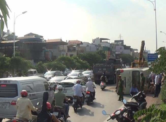 Xe khách lật giữa đường, nhiều người bị thương