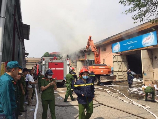 Cháy lớn, cảnh sát phải lấy nước sông Hồng dập lửa