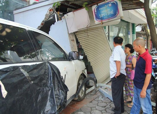 Ô tô tông sập tường, chủ tiệm đòi đền bù... 200 triệu