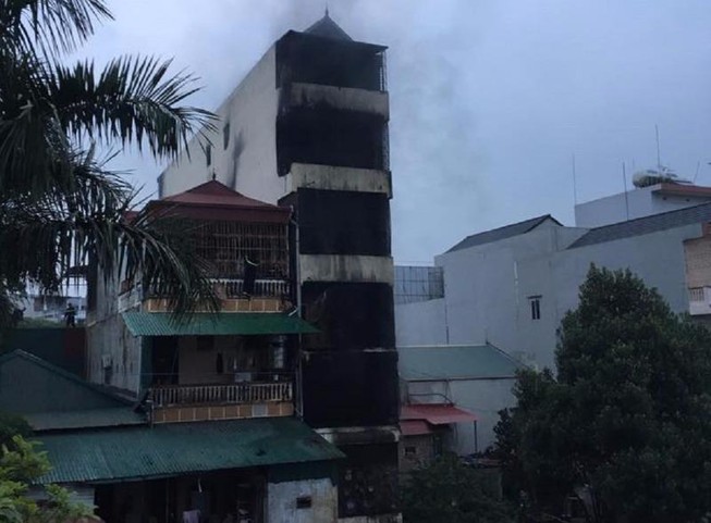 Cháy giữa đêm, CSGT trèo tường báo chủ nhà