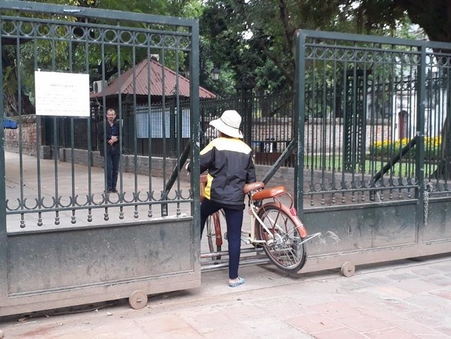 Hà Nội: Người dân thăm Văn Miếu không có chỗ gửi xe