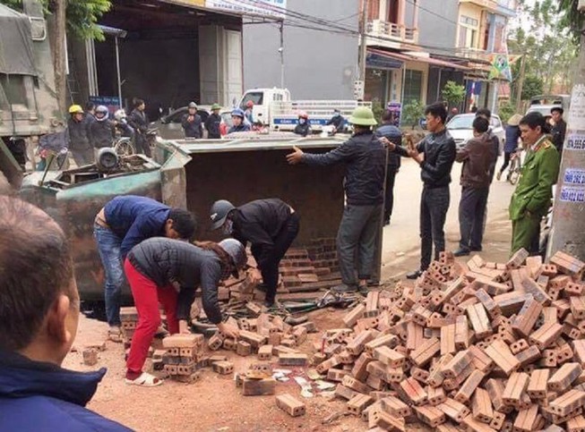 Xe công nông chở gạch bất ngờ lật, đè trúng 2 bà cháu