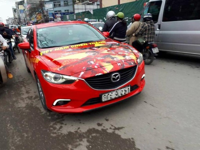 Hàng trăm xế hộp 'biến hình' cổ vũ U-23 Việt Nam