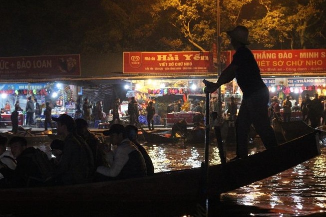 Hàng vạn người đội mưa xuyên đêm trẩy hội chùa Hương