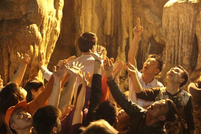 Đua nhau ngửa cổ, giơ tay hứng ‘nước thánh’ chùa Hương