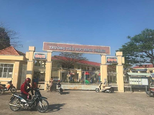 Khởi tố phụ huynh bắt quỳ cũng phải xử cả cô giáo?