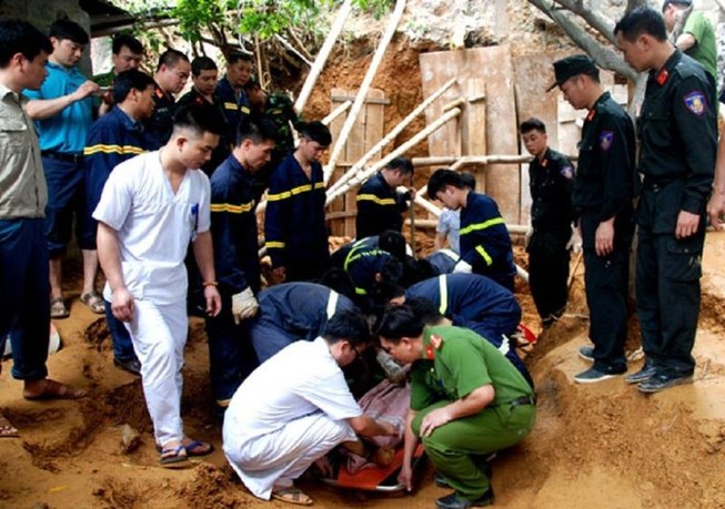 Sạt lở khi đang xây kè chống sạt lở, 3 người tử vong