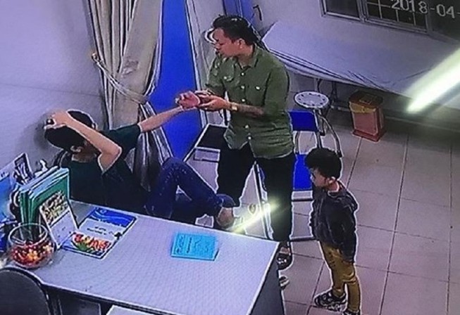 Bác sĩ BV Xanh Pôn bị người nhà bệnh nhi đấm tới tấp