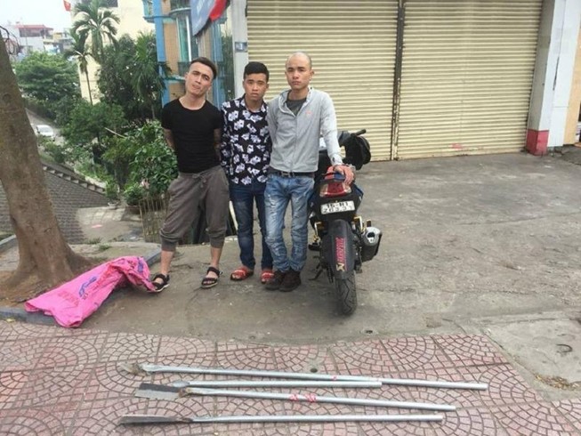 Vác đao, giáo giữa đường thị uy để... dán tờ rơi