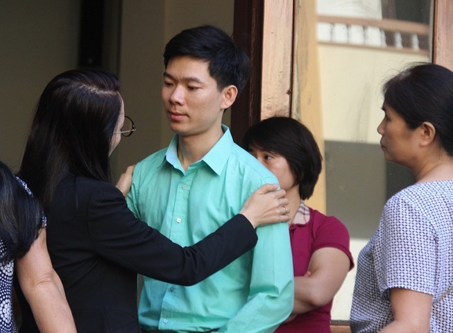 LS dặn dò, chỉnh áo cho BS Lương trước khi vào phòng xử