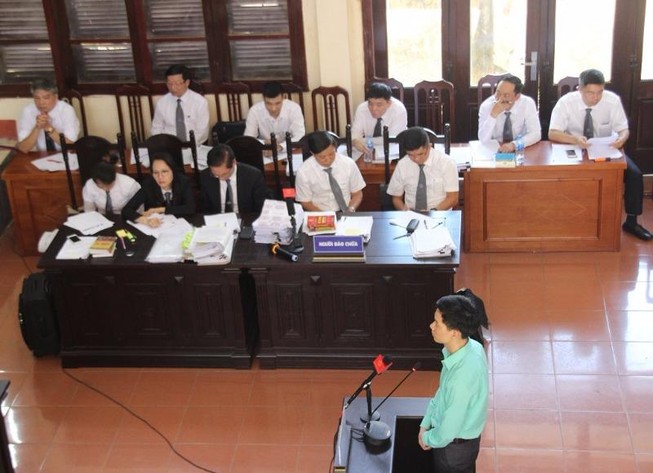 Xét xử BS Lương: Luật sư bị HĐXX mời ra ngoài