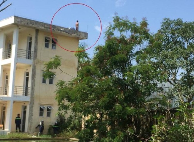 15 cảnh sát PCCC cứu thanh niên đòi tự tử