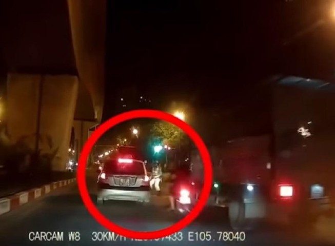 Phóng xe tông CSGT văng xuống đường