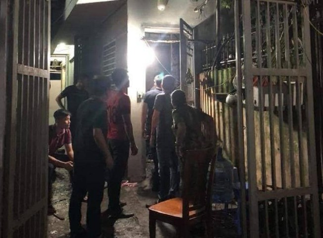 1 công an bị thương khi khống chế kẻ đốt nhà, đâm cha vợ cũ