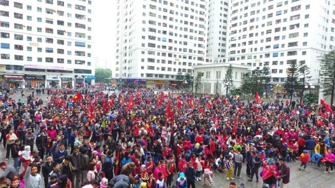 Dân chung cư thuê màn hình 'khủng' xem trận Việt-Hàn