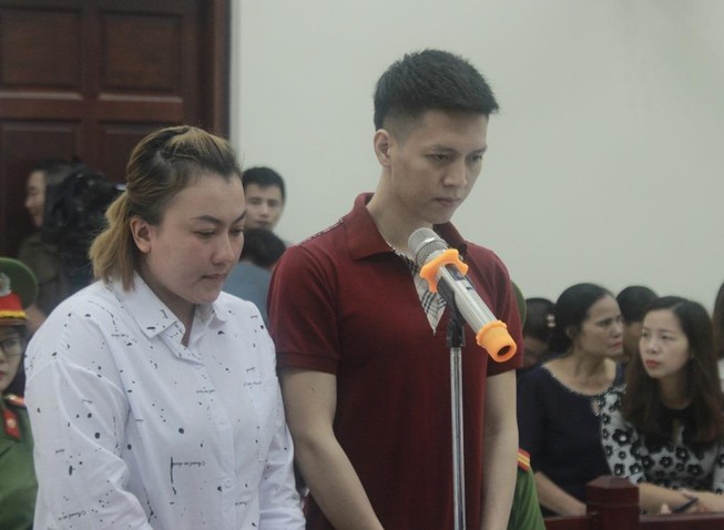Xét xử 2 vợ chồng hành hạ con trai 9 tuổi như thời trung cổ