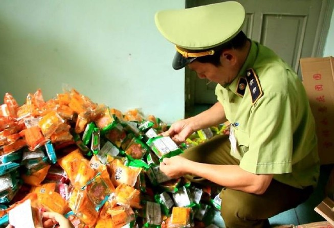 Tạm giữ gần 2.000 bánh trung thu có chữ Trung Quốc