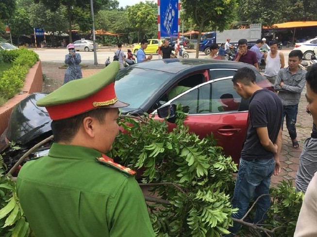 Vừa bị phạt 22 triệu, xe Mazda 3 lại gây tai nạn