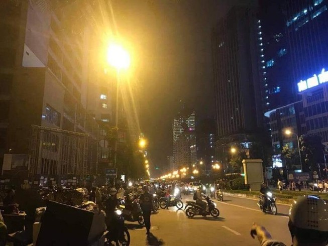 Đang đi đường, cô gái bị sắt công trường đè tử vong