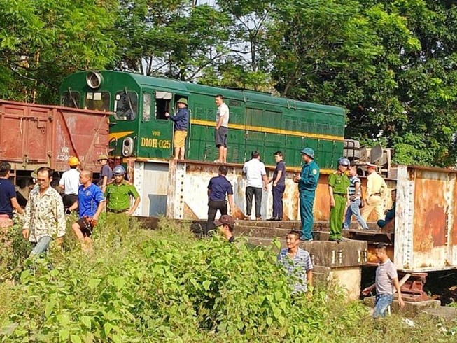 Tàu hỏa tông xe tải, 5 người bị thương