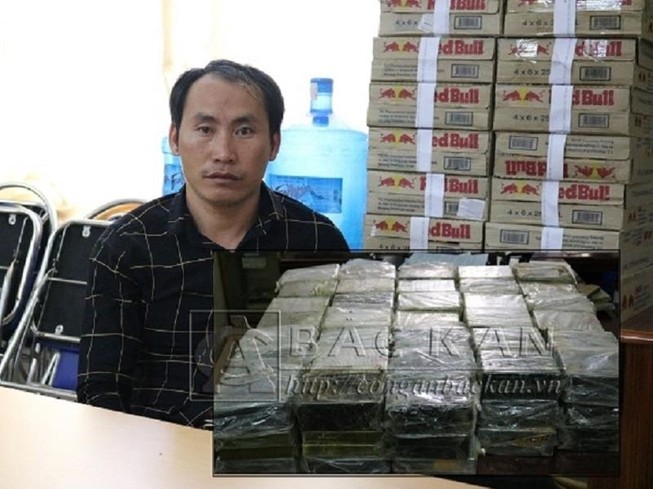 Giấu 198 bánh heroin trong máy xúc, ngụy trang bằng bùn đất