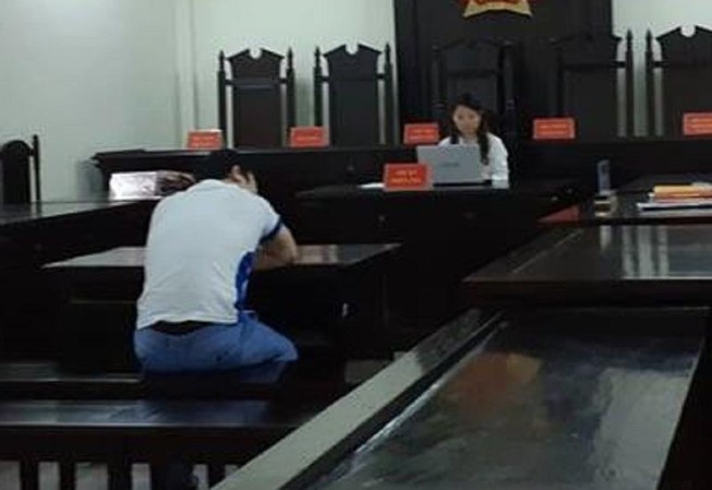 Bị cáo chém mẹ và em gái khóc nức nở tại tòa