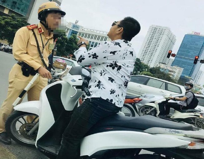 Chạy SH ngược chiều còn thách thức công an