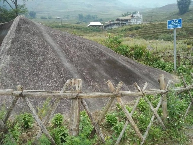 Thực hư bãi đá cổ Sa Pa bị 'kẻ xấu' tẩy xóa hoa văn